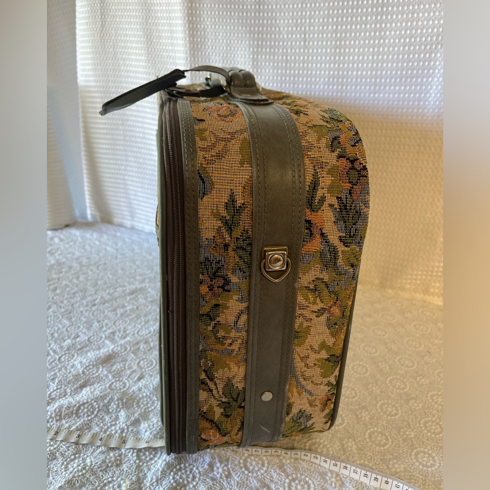 Vintage Jordache Tapestry Carry-on Luggage Suitcase 20”Wide x 14”High x 6” Deep - Picture 9 of 16